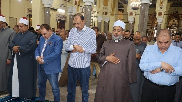 محافظ سوهاج يؤدي صلاة الجمعة ويستمع لمشكلات ومقترحات المواطنين محافظ سوهاج يؤدي صلاة الجمعة ويستمع لمشكلات ومقترحات المواطنين