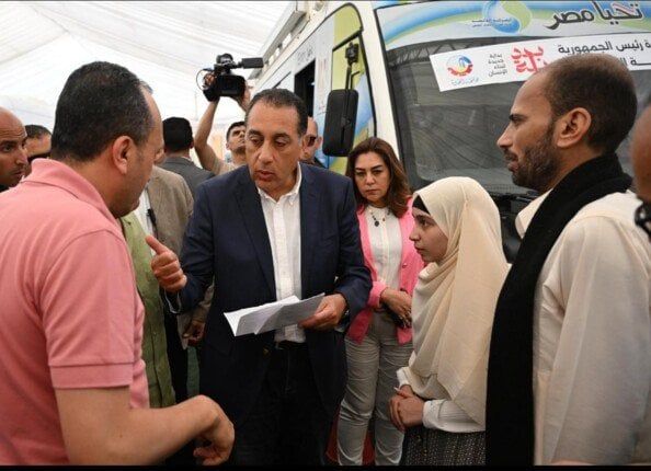مدبولي يكلف وزير الصحة بمتابعة حالة الطفلة التي أصيبت بعمى بعد أن ضربها أحد الأطفال على رأسها مدبولي يكلف وزير الصحة بمتابعة حالة الطفلة التي أصيبت بعمى بعد أن ضربها أحد الأطفال على رأسها