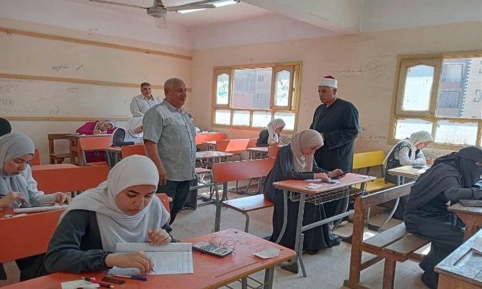 رئيس منطقة القليوبية الأزهرية يتفقد لجان الشهادة الثانوية بقليوب رئيس منطقة القليوبية الأزهرية يتفقد لجان الشهادة الثانوية بقليوب