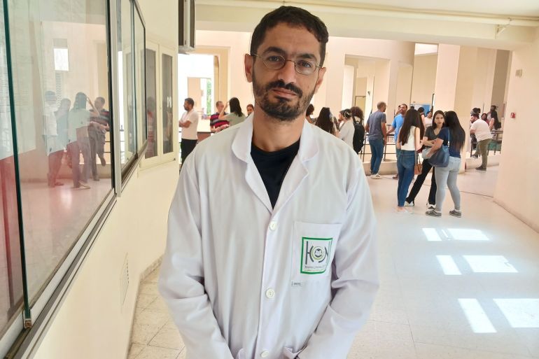 عاطف وريمي أحد الأطباء الشبان المحتجين على تردي وضعياتهم/كلية الطب بتونس