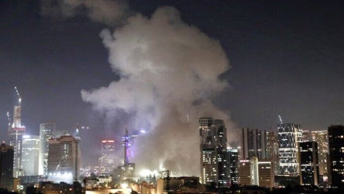 الإسعاف الإسرائيلي: 3 قتلى و14 مصابًا إثر سقوط صواريخ إيرانية شمال إسرائيل. الإسعاف الإسرائيلي: 3 قتلى و14 مصابًا إثر سقوط صواريخ إيرانية شمال إسرائيل.