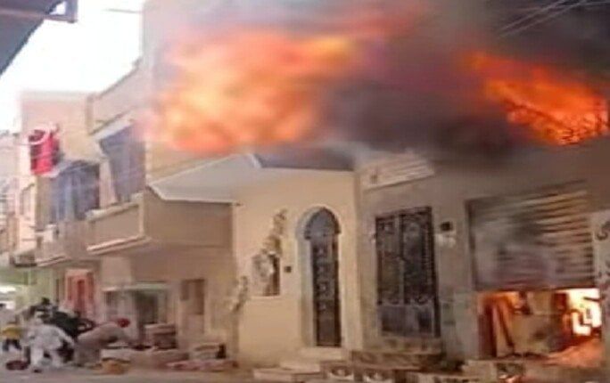 قفز من مسكنه هربا من النيران.. إصابة شخص في حريق التهم شقة بـ عين شمس قفز من مسكنه هربا من النيران.. إصابة شخص في حريق التهم شقة بـ عين شمس