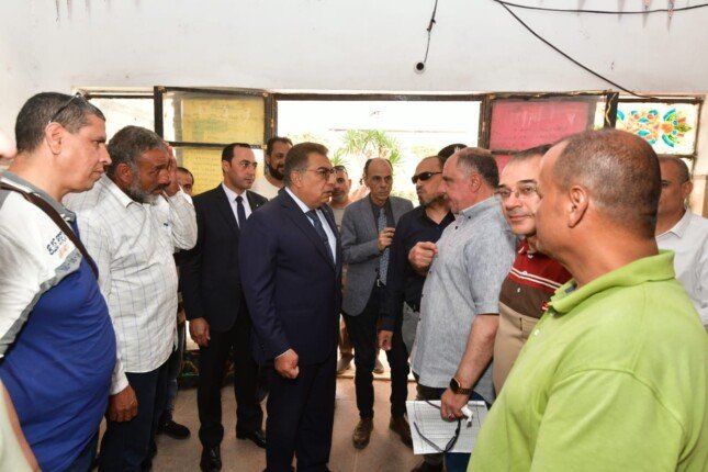 محافظ الدقهلية يتفقد لجان امتحانات الثانوية العامة ويؤكد توفير كافة سبل الرعاية للطلاب محافظ الدقهلية يتفقد لجان امتحانات الثانوية العامة ويؤكد توفير كافة سبل الرعاية للطلاب