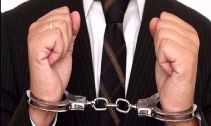 حبس مفتش مالي بمجلس مدينة إبشواي 4 أيام بتهمة التشهير عبر فيسبوك حبس مفتش مالي بمجلس مدينة إبشواي 4 أيام بتهمة التشهير عبر فيسبوك