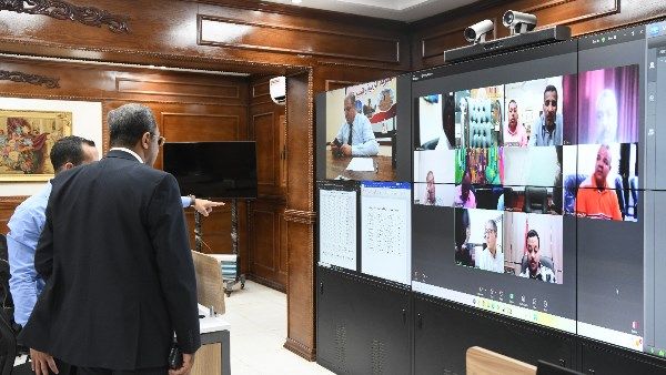 عبر الشبكة الوطنية للطوارئ.. محافظ قنا يتابع سير امتحانات الثانوية العامة