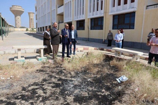 «إحراق قمامة وفوضى».. محافظ المنيا يحيل إدارة مدرسة للتحقيق خلال تفقده لجان الثانوية «إحراق قمامة وفوضى».. محافظ المنيا يحيل إدارة مدرسة للتحقيق خلال تفقده لجان الثانوية