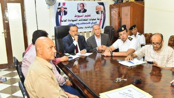 محافظ أسيوط يطمئن على حالة مراقبي الثانوية العامة المصابين بحادث انقلاب ميكروباص محافظ أسيوط يطمئن على حالة مراقبي الثانوية العامة المصابين بحادث انقلاب ميكروباص