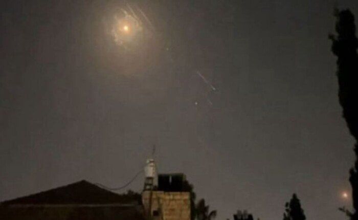 إطلاق صافرات الإنذار ورصد أجسام طائرة في سماء الأردن إطلاق صافرات الإنذار ورصد أجسام طائرة في سماء الأردن