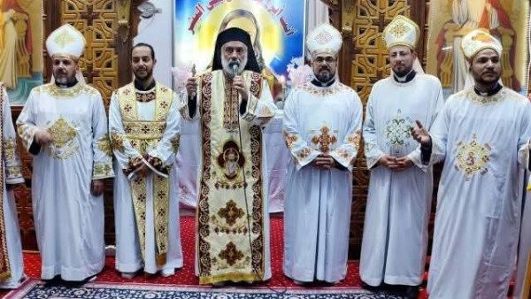 الأنبا باسيليوس يمنح الدرجة الإيبودياكونية للشماس أكرم شوقي بكنيسة مار مرقس بالمنيا الأنبا باسيليوس يمنح الدرجة الإيبودياكونية للشماس أكرم شوقي بكنيسة مار مرقس بالمنيا
