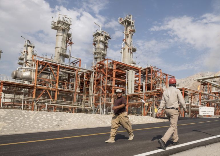 Iranian workers walk at a unit of South Pars Gas field in Asalouyeh Seaport, north of Persian Gulf, Iran November 19, 2015. REUTERS/Raheb Homavandi/TIMA ATTENTION EDITORS - THIS IMAGE WAS PROVIDED BY A THIRD PARTY. FOR EDITORIAL USE ONLY.
