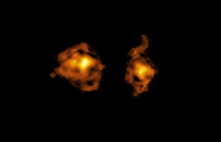This image, taken with the Atacama Large Millimeter/submillimeter Array (ALMA), shows the molecular gas content of two galaxies involved in a cosmic collision. The one on the right hosts a quasar –– a supermassive black hole that is accreting material from its surroundings and releasing intense radiation directly into the other galaxy. Astronomers used the X-shooter instrument at ESO’s Very Large Telescope (VLT) to detect the quasar’s light as it passes through an invisible halo of gas surrounding the galaxy on the left. In doing so, they could observe the damage that this radiation causes to the victim, disrupting its clouds of gas and hampering its ability to form new stars.
