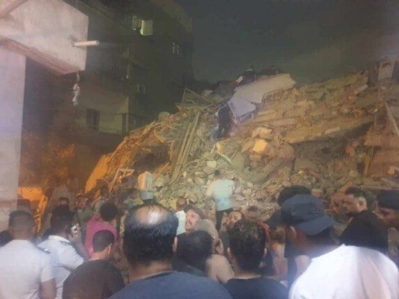 انتشال جثمان إحدى ضحايا عقار السيدة زينب المنهار انتشال جثمان إحدى ضحايا عقار السيدة زينب المنهار