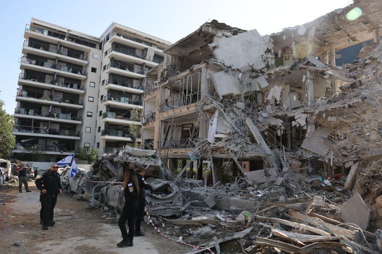 epa12174594 Israeli police officers inspect a damaged residential building after a ballistic missile strike in Ramat Gan, near Tel Aviv, Israel, 14 June 2025. Israel's military said Iran launched dozens of missiles and drones toward Israel, with some intercepted. Magen David Adom (MDA), Israel's national emergency services, reported at least three killed and dozens of injured, including some in critical condition, in the retaliatory attacks. Israel launched strikes on Iran's nuclear and military facilities on 13 June, targeting top generals and scientists. EPA-EFE/ABIR SULTAN