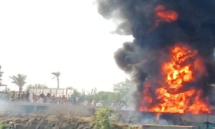 اندلاع حريق فى سيارة نقل ثقيل والعثور على طفل غريق بالشرقية اندلاع حريق فى سيارة نقل ثقيل والعثور على طفل غريق بالشرقية