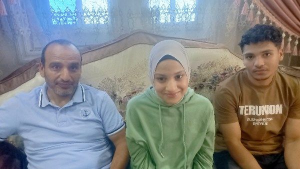 طالعة الأولى | أب يهدي ابنته رحلة عمرة لنبوغها في الإعدادية بالغربية طالعة الأولى | أب يهدي ابنته رحلة عمرة لنبوغها في الإعدادية بالغربية