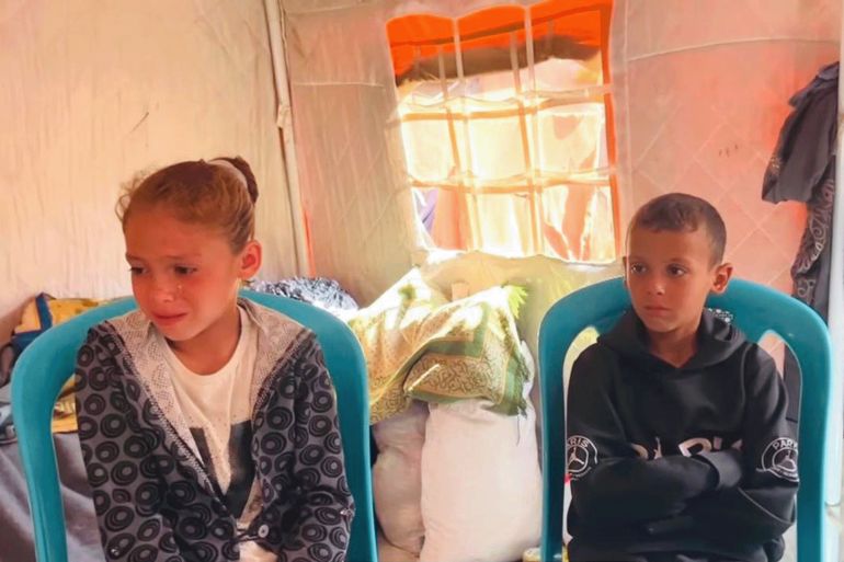 الطفلة انتصار جندية تبكي والدها الذي خرج لجلب الطحين لهم وعاد محمولا على الأكتاف. المصدر: الجزيرة نت