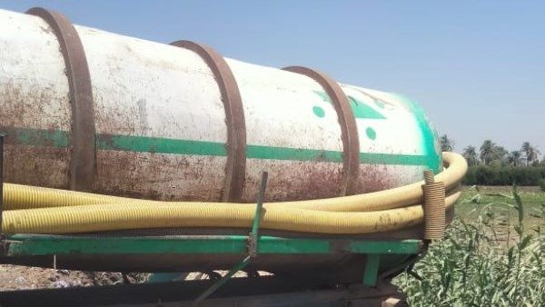 ضبط سيارة تلقي مخلفات الصرف الصحي بترعة في أسيوط ضبط سيارة تلقي مخلفات الصرف الصحي بترعة في أسيوط