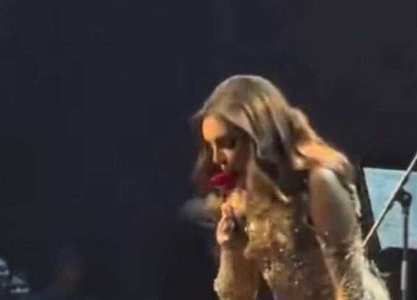 أنغام تخطف قلوب جمهورها بموقف إنساني خلال حفلها بالكويت أنغام تخطف قلوب جمهورها بموقف إنساني خلال حفلها بالكويت