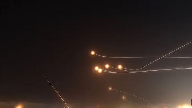 الجيش الإسرائيلي يشن هجمات مكثفة على العاصمة الإيرانية طهران الجيش الإسرائيلي يشن هجمات مكثفة على العاصمة الإيرانية طهران