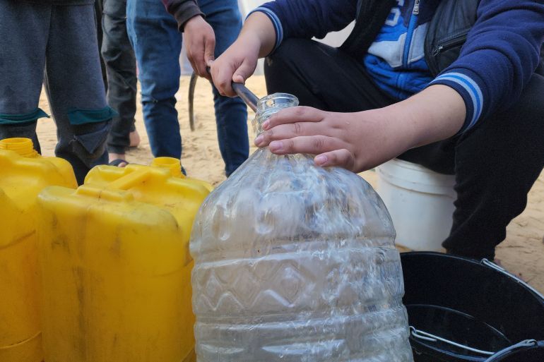 فلسطينيون في خان يونس يكابدون من أجل حمل المياه في غالونات لمنازلهم وخيامهم-رائد موسى-خان يونس-الجزيرة نت