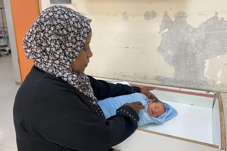 أسماء أبو جمعة وضعت مولودها بصحة سيئة نتيجة المجاعة وسوء التغذية-رائد موسى-غزة-الجزيرة نت
