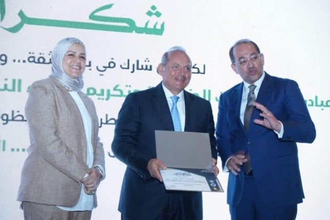 وزير المالية يكرم عددا من الممولين الداعمين للمسار الضريبي المحفز وزير المالية يكرم عددا من الممولين الداعمين للمسار الضريبي المحفز
