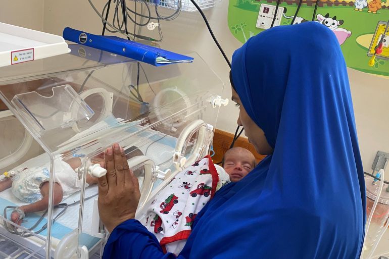 أم يحيى القيشاوي أنجبت توأما بعملية قيصيرية وتعاني معهما من المجاعة وسوء التغذية-رائد موسى-غزة-الجزيرة نت