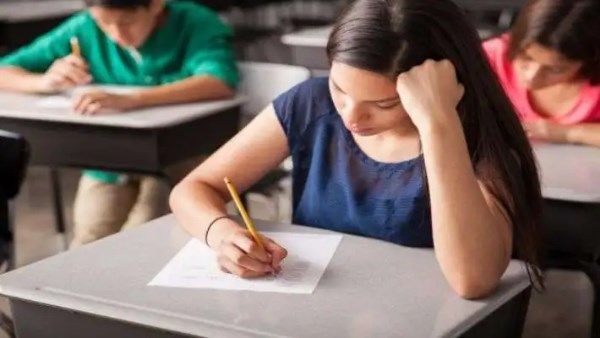 شكاوى من صعوبة أسئلة النحو في امتحان عربي الثانوية العامة اليوم شكاوى من صعوبة أسئلة النحو في امتحان عربي الثانوية العامة اليوم