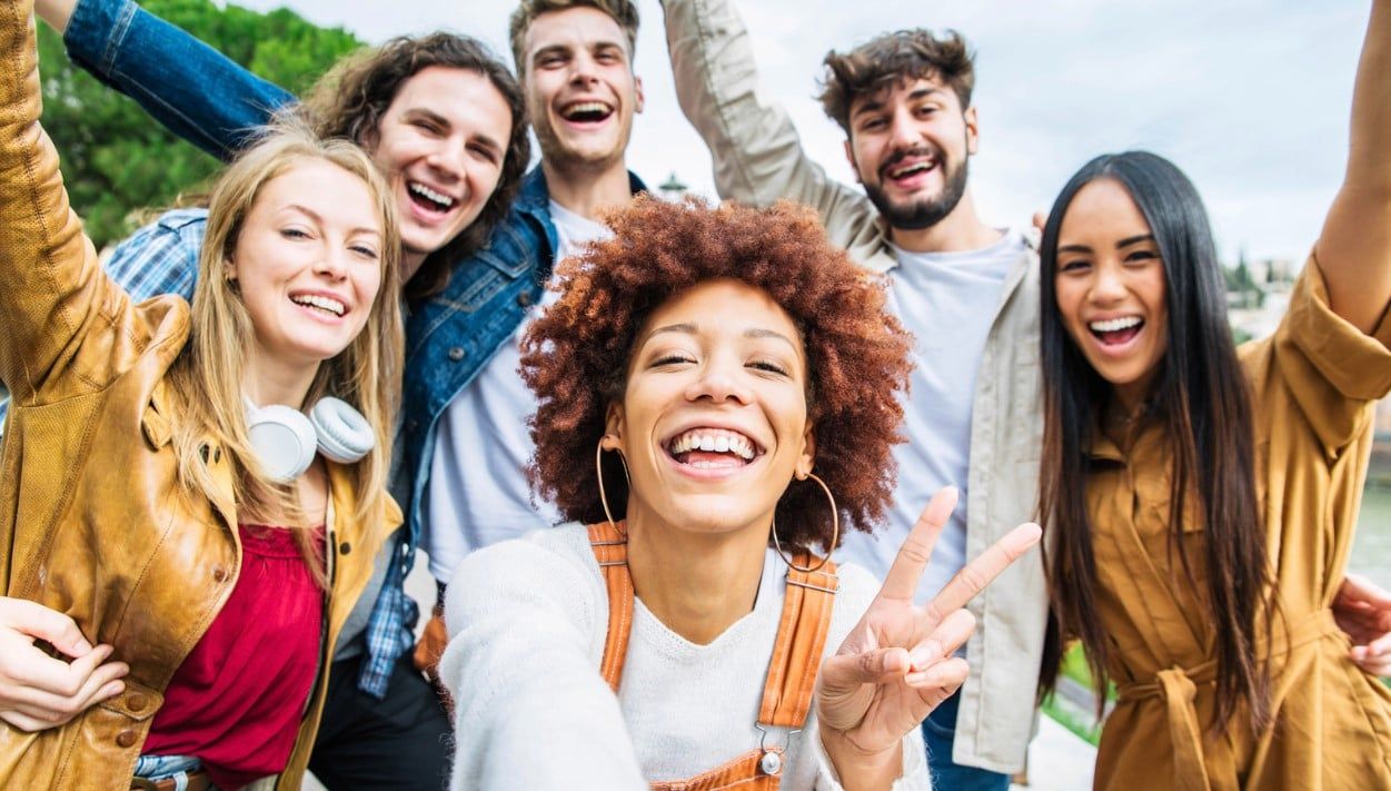 مجموعة من الأصدقاء مجموعة من الأصدقاء