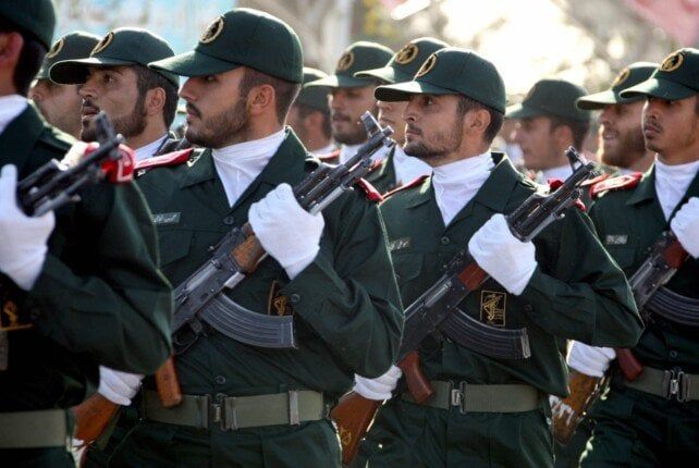 قائد الجيش الإيراني: نقاتل من أجل النصر ونتمسك بالدفاع عن الوطن ووحدة أراضيه