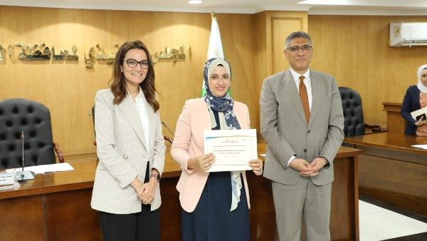 محافظ الجيزة يسلم شهادات محو الأمية لـ 18 من العاملين بالمنطقة الأثرية بالهرم محافظ الجيزة يسلم شهادات محو الأمية لـ 18 من العاملين بالمنطقة الأثرية بالهرم