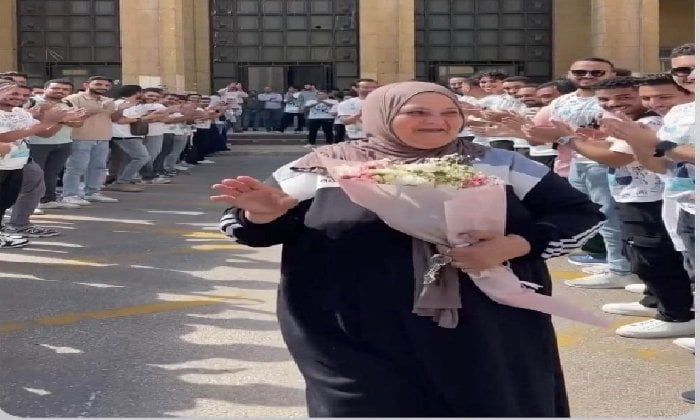 في لفتة إنسانية مؤثرة.. طلاب هندسة الإسكندرية ينظمون ممرًا شرفيًا لتكريم عاملة الكلية في لفتة إنسانية مؤثرة.. طلاب هندسة الإسكندرية ينظمون ممرًا شرفيًا لتكريم عاملة الكلية