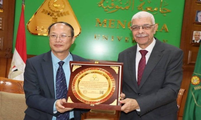 رئيس جامعة المنوفية بحث آليات التعاون المشترك مع الجامعات الصينية رئيس جامعة المنوفية بحث آليات التعاون المشترك مع الجامعات الصينية