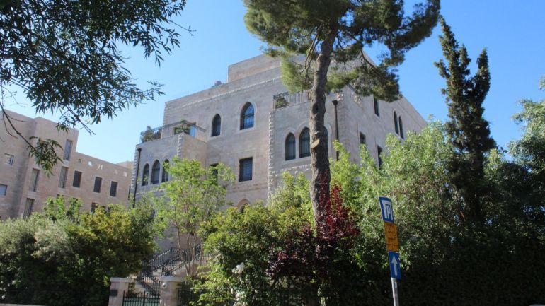 منزل كانت تملكه عائلة فلسطينية في حي الطالبية ويظهر ترميم العائلة الاسرائيلية الذي تقطنه اليوم للواجهات