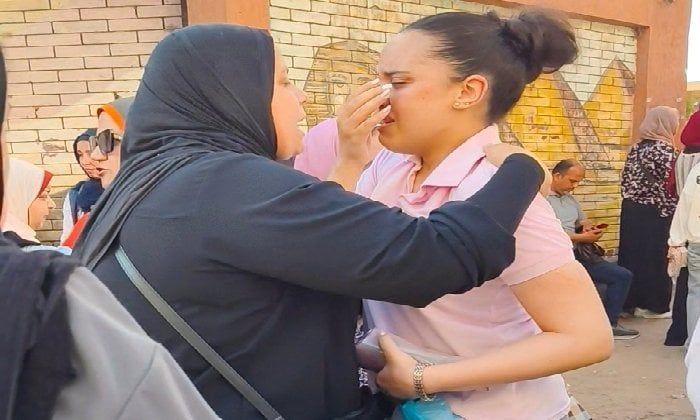«شبح الفيزياء».. انهيار طالبة قبل دخولها امتحان الثانوية العامة بالإسكندرية «شبح الفيزياء».. انهيار طالبة قبل دخولها امتحان الثانوية العامة بالإسكندرية