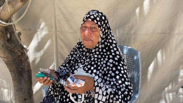 تعاني السبعينية جميلة ضاهر من امراض عدة وتشكو من عدم توفر الأدوية-رائد موسى-دير البلح-الجزيرة نت