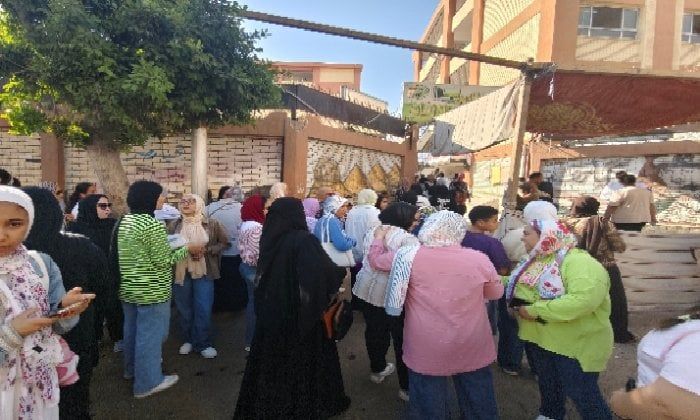 وسط إجراءات مشددة.. توافد طلاب الثانوية العامة بالإسكندرية لأداء امتحاني التاريخ و الفيزياء وسط إجراءات مشددة.. توافد طلاب الثانوية العامة بالإسكندرية لأداء امتحاني التاريخ و الفيزياء