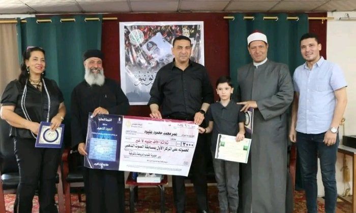 مدير الشباب بالشرقية يُكرم الطفل المعجزة عمر عليوة لفوزه فى مسابقة الصوت الذهبي مدير الشباب بالشرقية يُكرم الطفل المعجزة عمر عليوة لفوزه فى مسابقة الصوت الذهبي