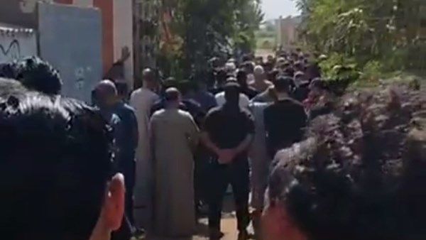 انهيار الأم | أهالي المنوفية يشيعون جثماني طفلين قتلهما والدهما في قويسنا .. صور انهيار الأم | أهالي المنوفية يشيعون جثماني طفلين قتلهما والدهما في قويسنا .. صور