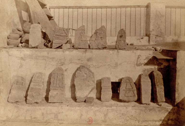 مجموعة من الآثار التونسية المكتشفة في مدينة سوسة سنة1884/1883 والمملوكة لأحد جامعي الآثار الفرنسيين الخواص.المصدر / المعهد الفرنسي الوطني لتاريخ الفن