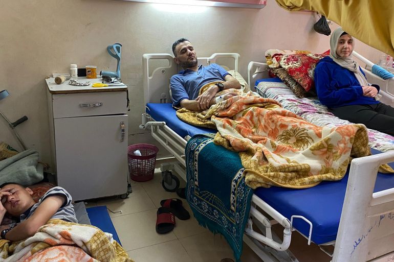 غارة جوية إسرائيلية تشتت شمل أسرة حنان ديب وتفرقها على أسرة المستشفى وفي خيمة نزوح-رائد موسى-دير البلح-الجزيرة نت