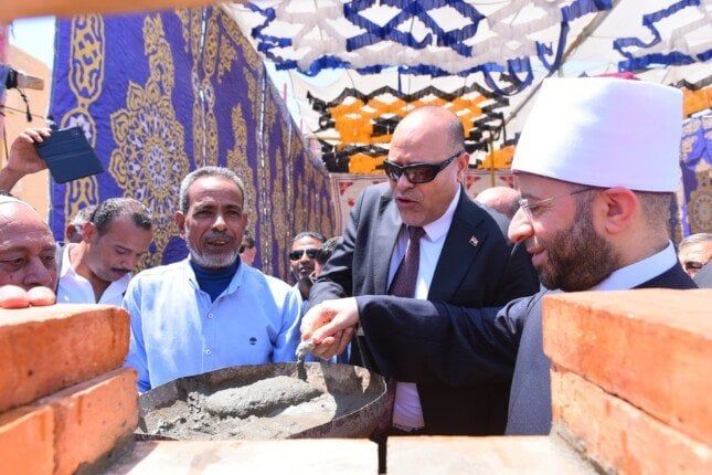 بتبرع من رجل أعمال.. وزيرا الأوقاف والعمل يضعان حجر الأساس لبناء مسجد بـ رأس غارب بتبرع من رجل أعمال.. وزيرا الأوقاف والعمل يضعان حجر الأساس لبناء مسجد بـ رأس غارب