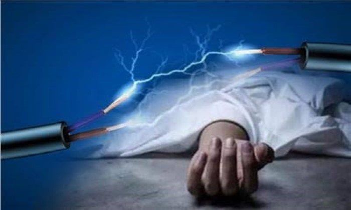 مصرع شاب صعقًا بالكهرباء أثناء تركيب «فِراشة» فوق عمود إنارة في الفيوم مصرع شاب صعقًا بالكهرباء أثناء تركيب «فِراشة» فوق عمود إنارة في الفيوم