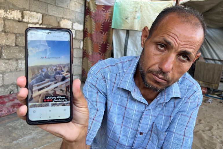 يوسف الزعانين، يعرض صورة ابنه محمد الذي قتله الاحتلال بينما كان ينتظر الحصول على كيس من الطحين لسد رمق أسرته
