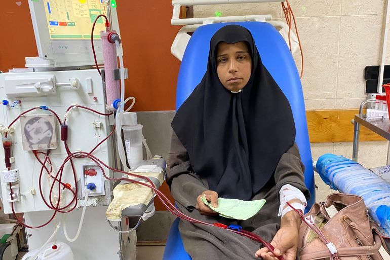 المريضة أيمان أحمد تنتظر منذ شهور طويلة فرصة السفر للعلاج من مرض الفشل الكلوي-رائد موسى-دير البلح-الجزيرة نت