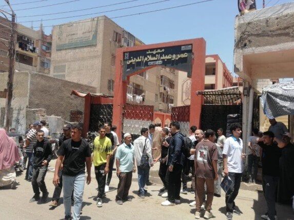 كلمة «موقوتة» فى سؤال الترجمة للغة الانجليزية تثير جدل طلاب القسم العلمي بالثانوية الأزهرية بالشرقية كلمة «موقوتة» فى سؤال الترجمة للغة الانجليزية تثير جدل طلاب القسم العلمي بالثانوية الأزهرية بالشرقية