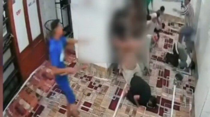 داخل بيت الله.. إحالة 3 متهمين بالتعدي على شاب في السلام للمحاكمة داخل بيت الله.. إحالة 3 متهمين بالتعدي على شاب في السلام للمحاكمة