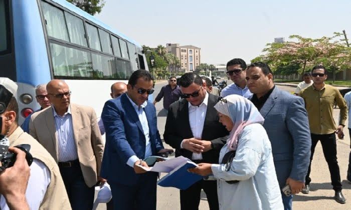 وزير الإسكان يتفقد عدد من المشروعات التنموية بمدينة العاشر من رمضان وزير الإسكان يتفقد عدد من المشروعات التنموية بمدينة العاشر من رمضان