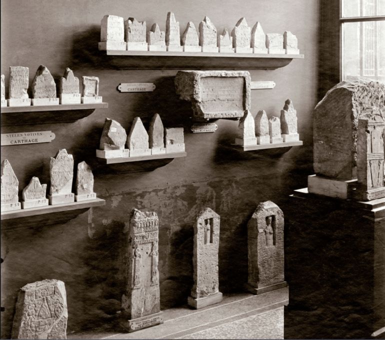 جزء من الآثار القرطاجية المعروضة في متحف اللوفر سنة 1910المصدر مكتبة التراث والتصوير الفوتوغرافي لوزارة الثقافة الفرنسية