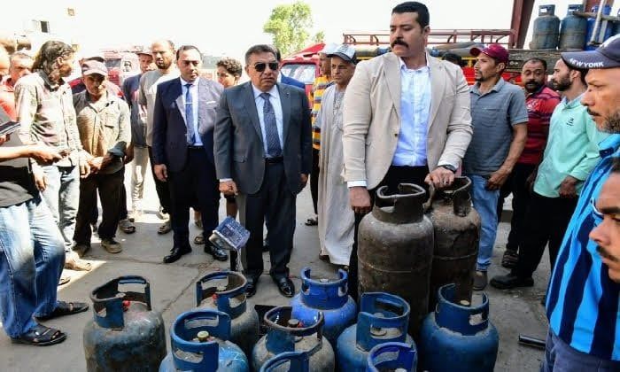 محافظ الدقهلية يفاجئ محطة غاز بسنديلة ويكلف بتحرير محضر تلاعب في أوزان اسطوانات الغاز محافظ الدقهلية يفاجئ محطة غاز بسنديلة ويكلف بتحرير محضر تلاعب في أوزان اسطوانات الغاز